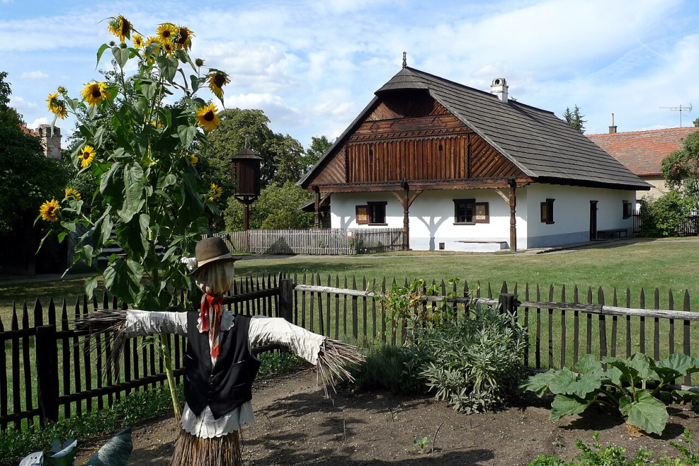 Staročeská chalupa ve skanzenu v Přerově nad Labem